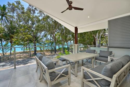 The Havannah Beachfront House Clifton Beach — 4-Star Luxury Hotel in Clifton Beach, Australia