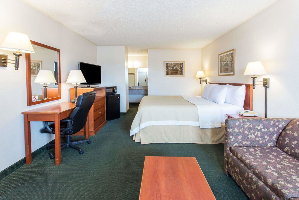 Days Inn by Wyndham Mesa East - photo 6