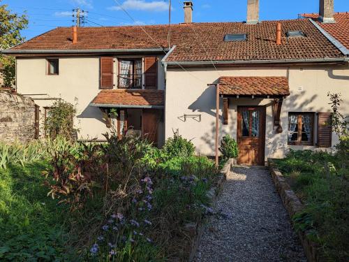 Gîtes chaleureux près de Luxeuil jardin commun FR 1 583 472 - carbon neutral hotel in Unknown City