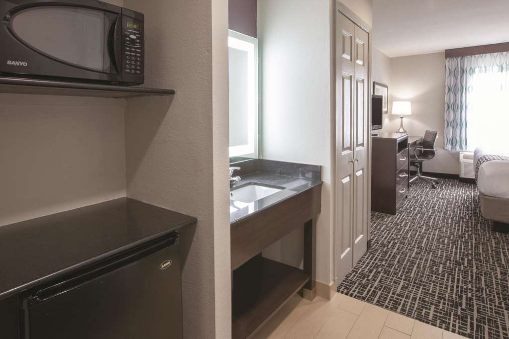La Quinta Inn & Suites by Wyndham New Cumberland Harrisburg - photo 10