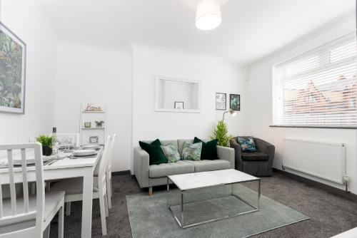 Modern centrally located 3 bed property with TVs in each bedroom super fast WiFi and crisp white hotel linen hosted by Our Home Short Stays in Darlington, United Kingdom