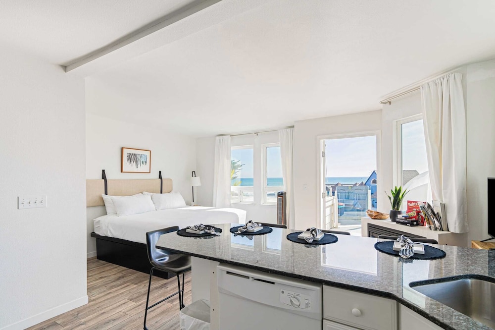 2 Coastal Studios At Cayucus Beach Access Ocean Views — Cayucos