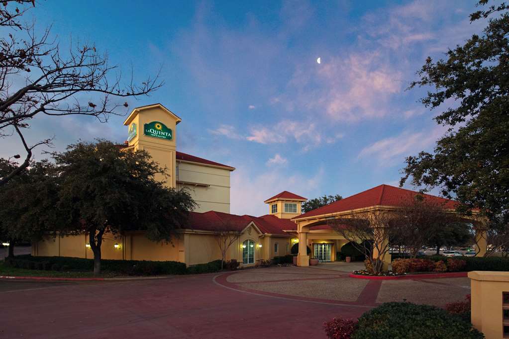 La Quinta Inn & Suites by Wyndham Dallas Arlington South - photo 2