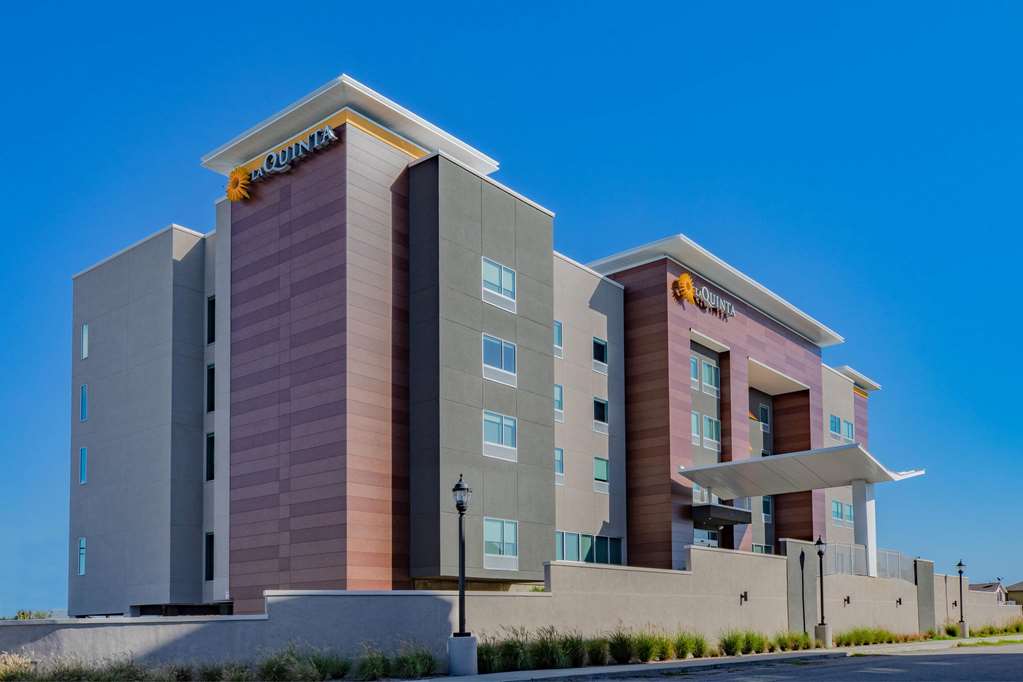 La Quinta Inn & Suites by Wyndham Galveston North at I 45 - photo 3