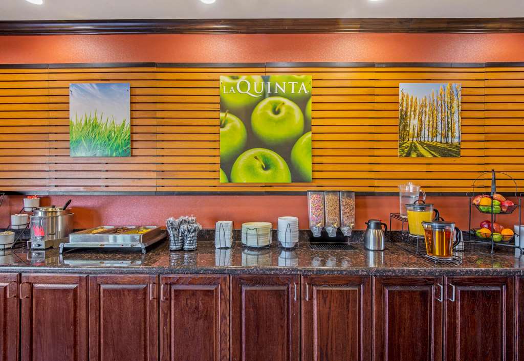 La Quinta Inn & Suites by Wyndham Eastland - photo 54