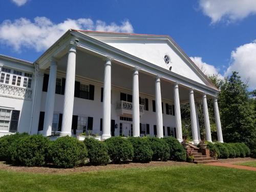 Historic Rosemont Manor — hotel in Berryville