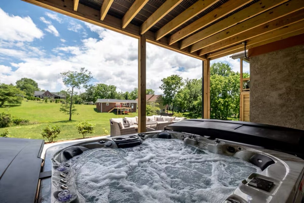 Downtown Brevard 5BR Retreat & Cyclists Dream in Brevard, United States