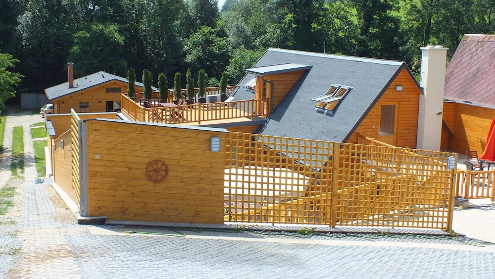 Chaty pod Sokolím Hřbetem — hotel in Ceska Ves
