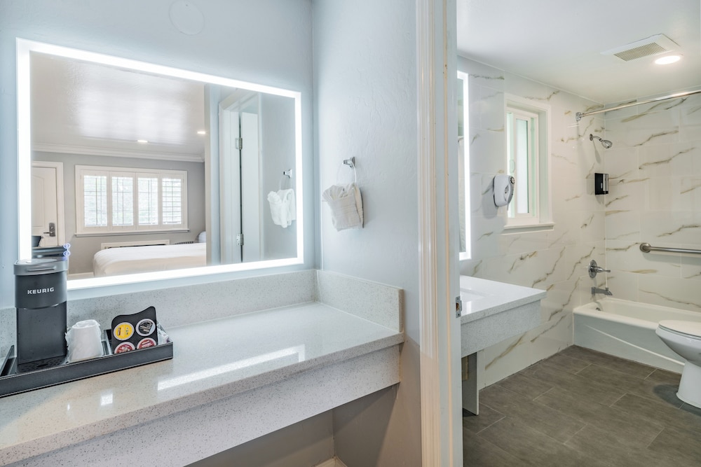 Aura Inn Monterey - photo 105