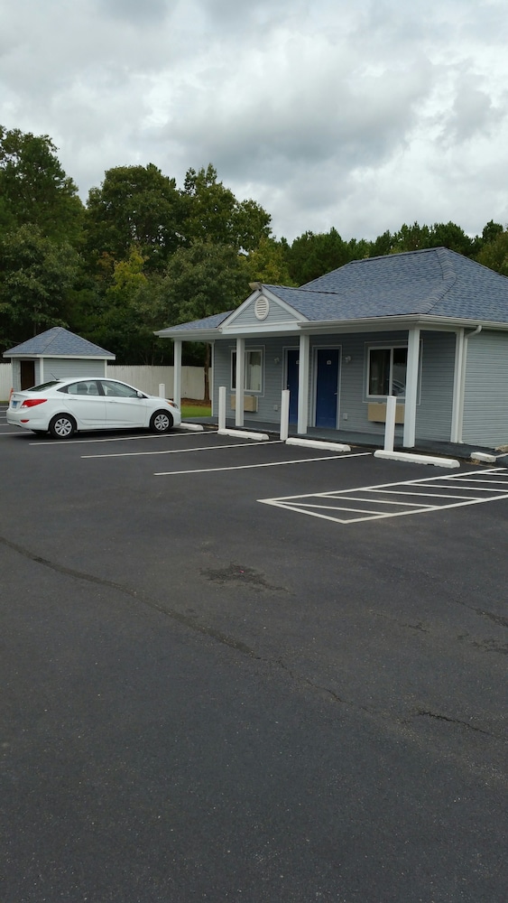 Village Inn and Suites - photo 35