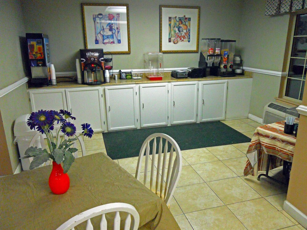 America's Best Inn and Suites Beaufort - photo 15