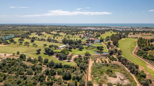 Apartment Andorinha pretty Holiday Home With Pool — 4-Star Luxury Hotel in Santa Luzia, Portugal