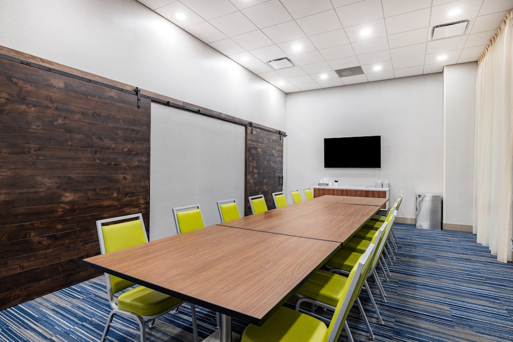 Holiday Inn Express & Suites Lincoln Downtown by IHG - photo 34