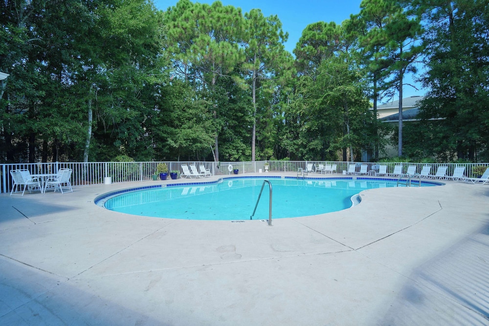 Sunshine & Whiskey Condo for 6 With Resort Amenities Near Grand Boulevard — 4-Star Luxury Hotel in Miramar Beach, United States