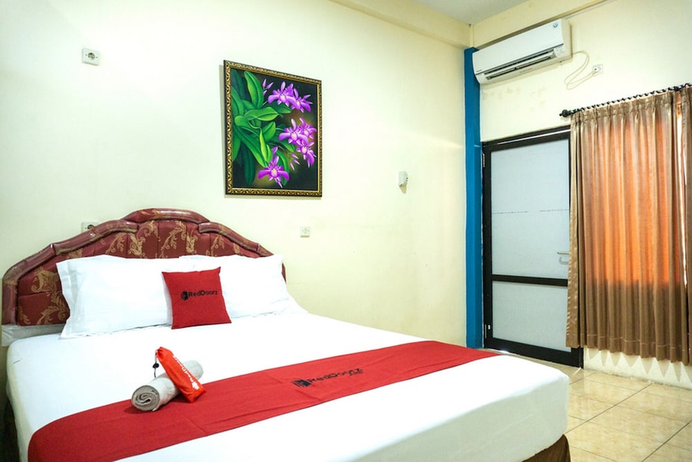 RedDoorz near H. Hasan Aroeboesman Airport — hotel in Ende