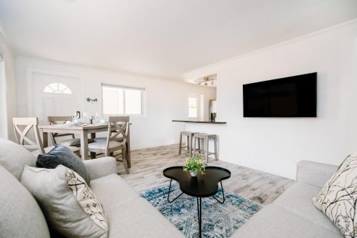 The Gem Walk or Bike to the Beach Quality & Comfort — 4-Star Luxury Hotel in Naples, United States