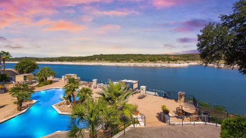 Lake Travis Stunning Waterfront Sunset & Pool Views Pet Friendly Boat Ramp Lago Vista Texas — 4-Star Luxury Hotel in Lago Vista, United States