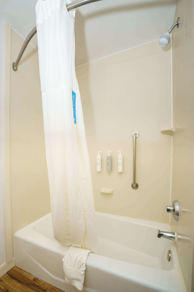 Hampton Inn Garden City - photo 18