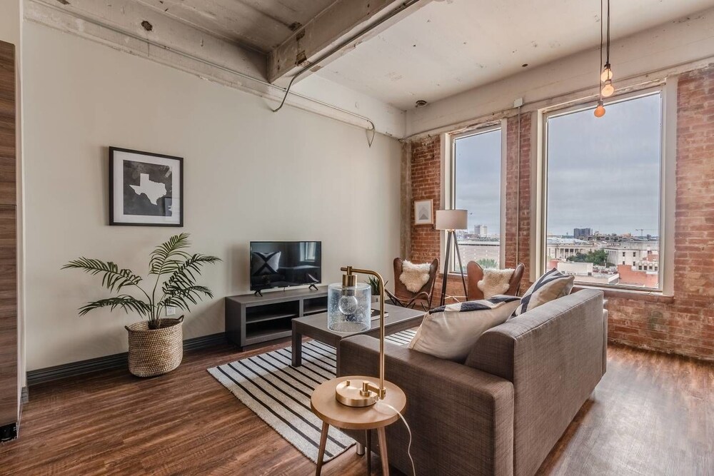 Visit Dallas From A Spacious 2 bdrm Loft — 4-Star Luxury Hotel in Dallas, United States