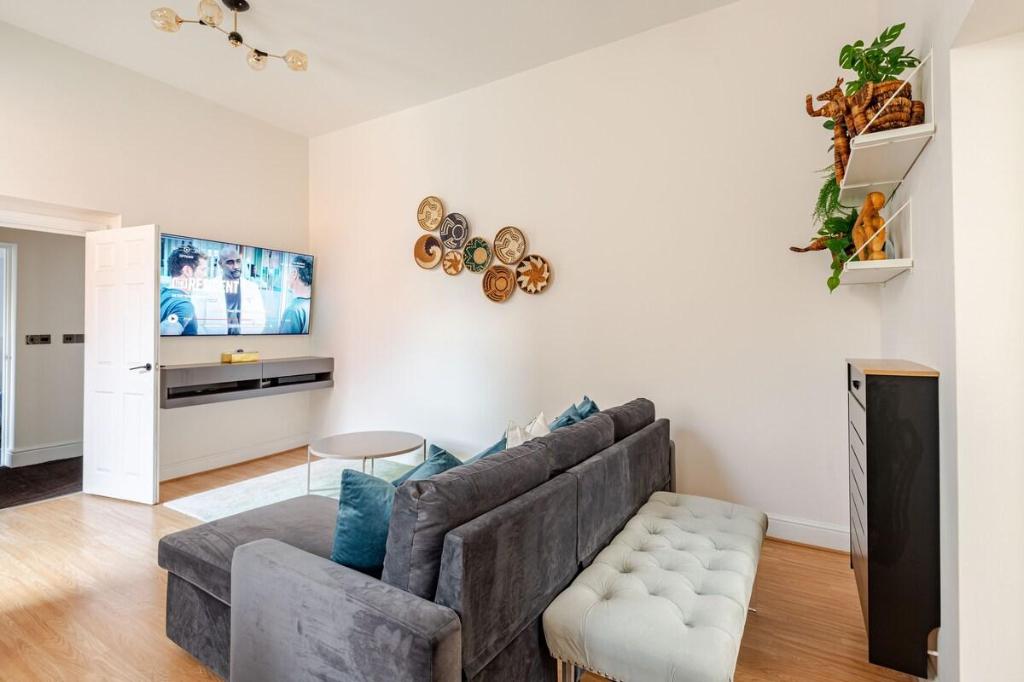 Stylish flat in central location with free parking — 4-Star Luxury Hotel in Swindon, United Kingdom