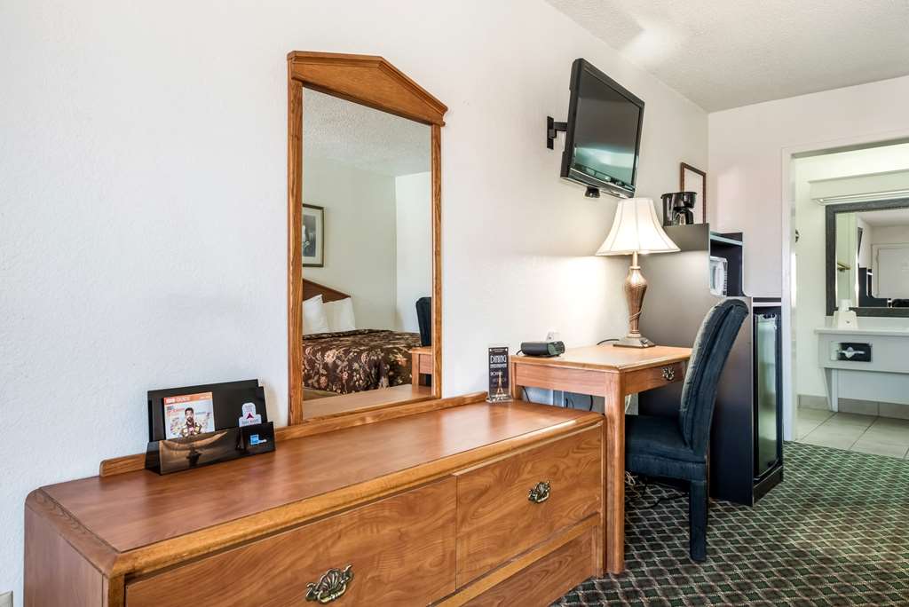 Americas Best Value Inn Paris - photo 16