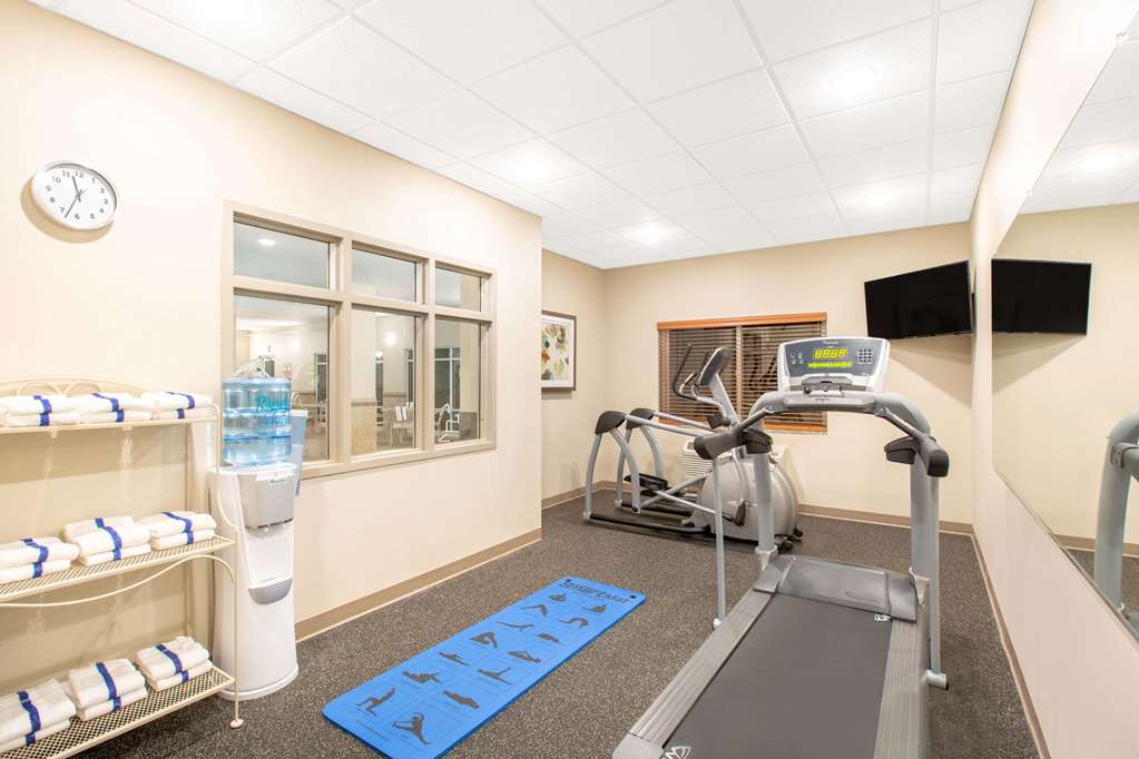 AmericInn by Wyndham Humboldt - photo 11