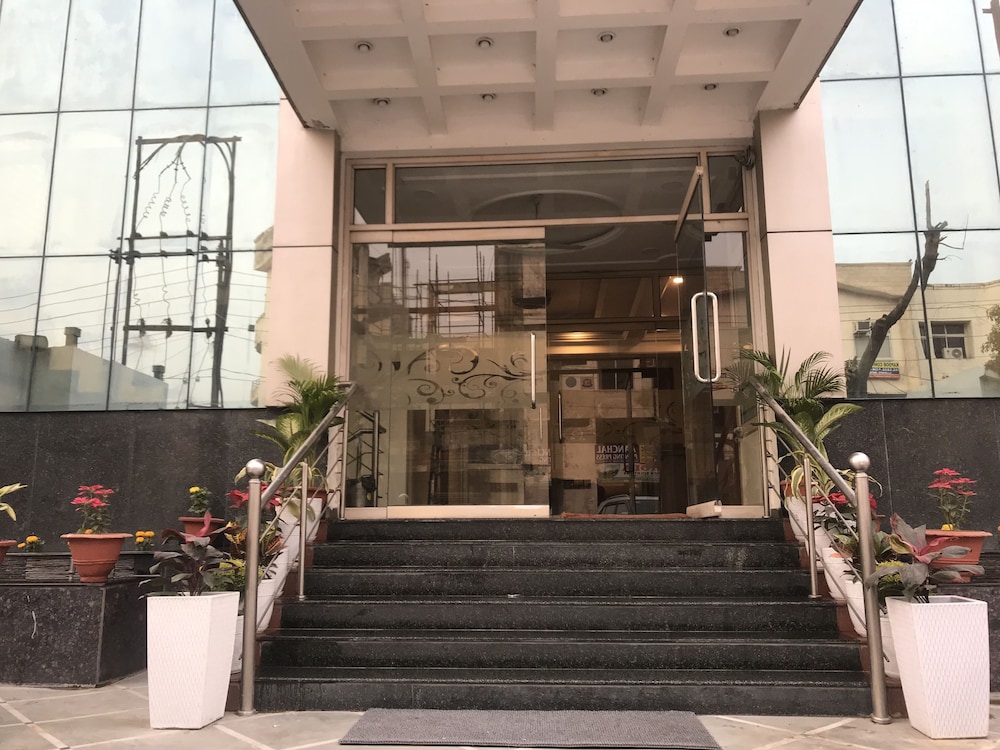 Hotel Sunrise Inn in Lucknow, India