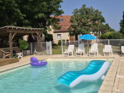 Gîte de 9 personnes avec piscine — hotel in Salviac