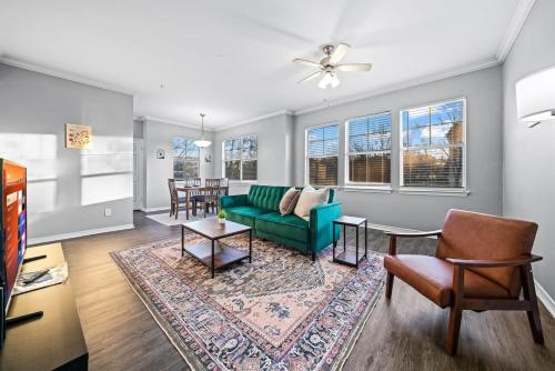 Sleek Retreat 2BR 2BA Pool Access — 4-Star Luxury Hotel in Haltom City, United States