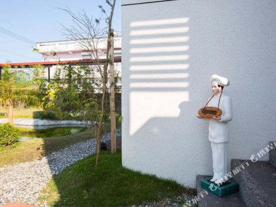 Pinkbear in Yilan, People's Republic of China