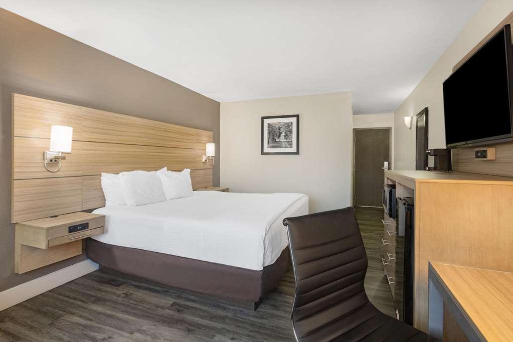 La Quinta Inn & Suites by Wyndham Joplin - photo 17