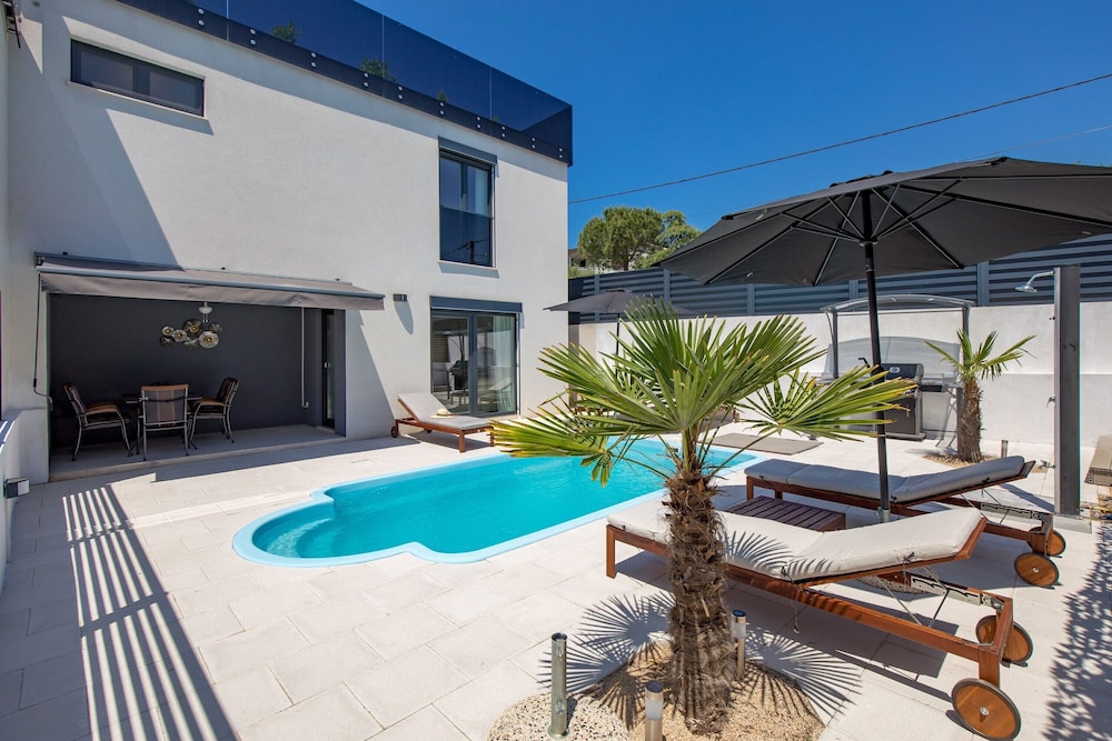 Modern Holiday House Jadranka With Pool — 4-Star Luxury Hotel in Krk, Croatia
