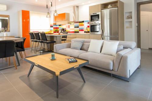 Luxury Holiday Home 4 Bedroom Villa in Paleokastro — 4-Star Luxury Hotel in Samos, Greece