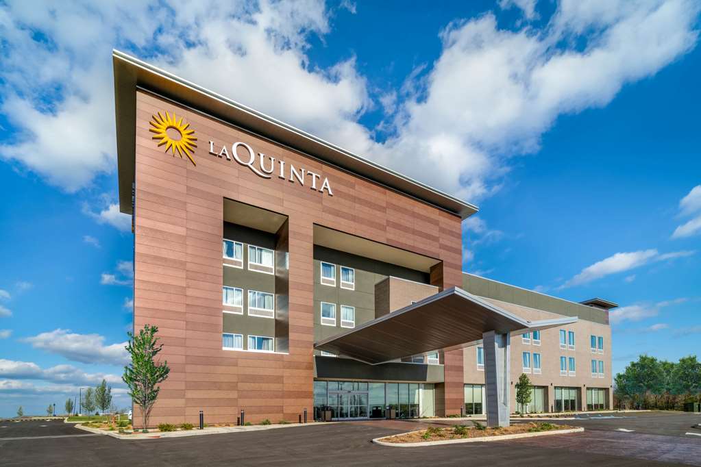 La Quinta Inn & Suites by Wyndham Louisville NE Old Henry Rd - photo 2