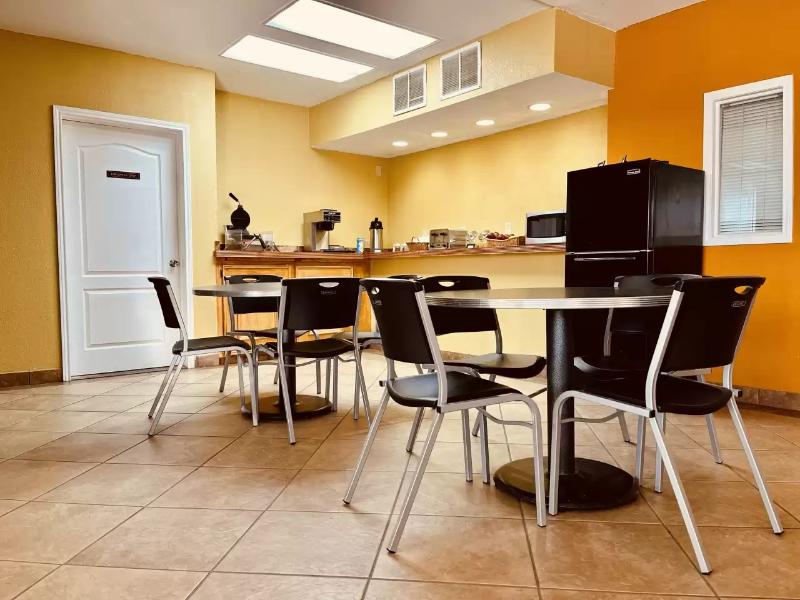 Econo Lodge Del Rio - photo 27