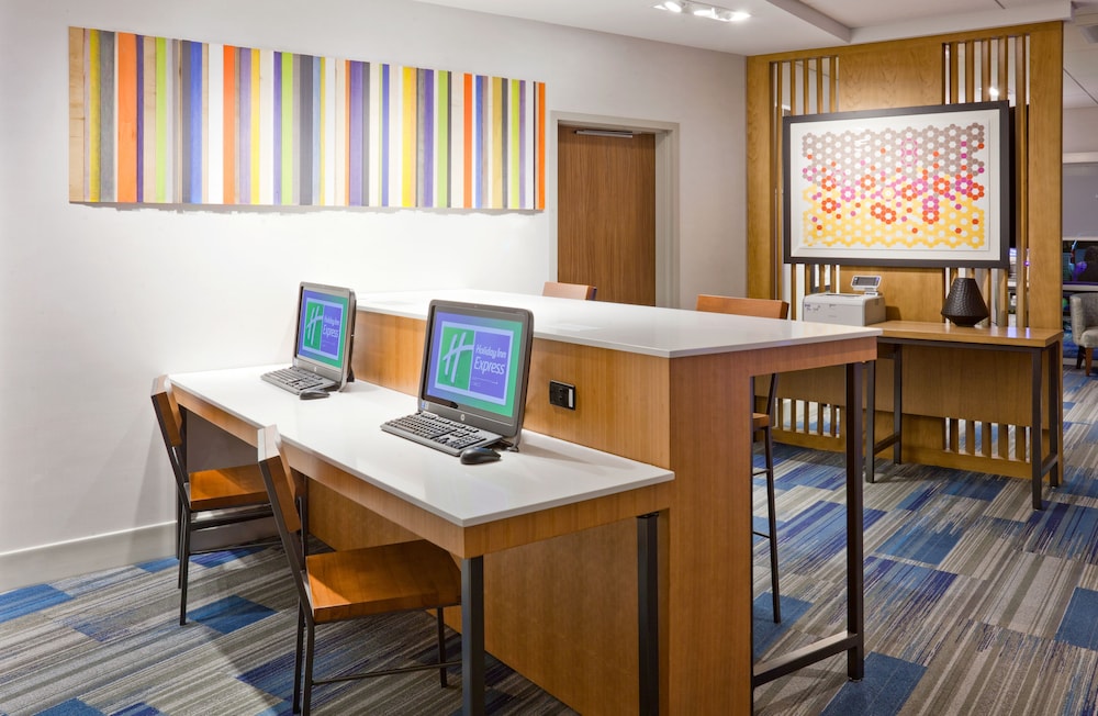 Holiday Inn Express & Suites Des Moines Downtown by IHG - photo 31