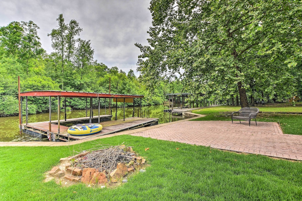 Hot Springs Vacation Rental Home on Lake Hamilton - featured photo