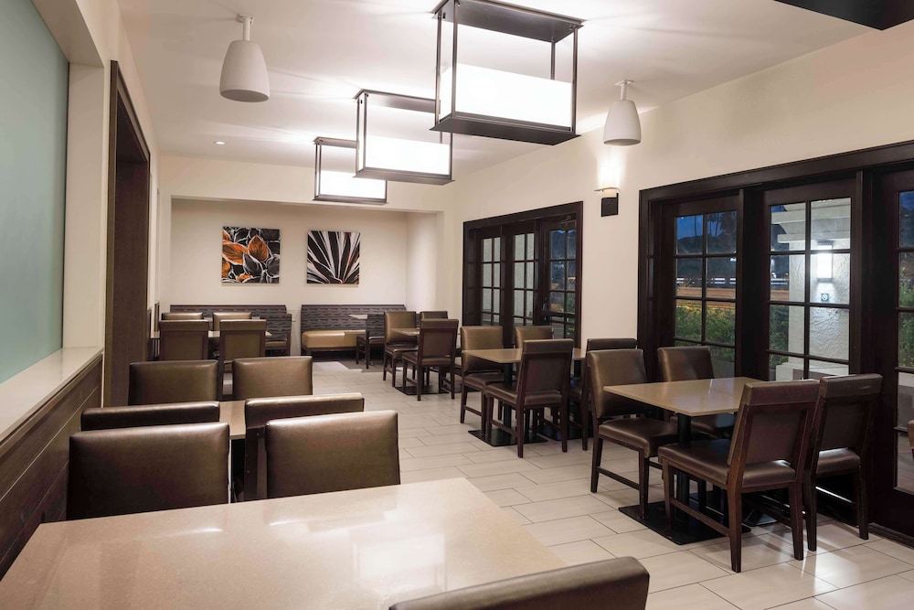 Embassy Suites by Hilton Palm Desert - photo 32