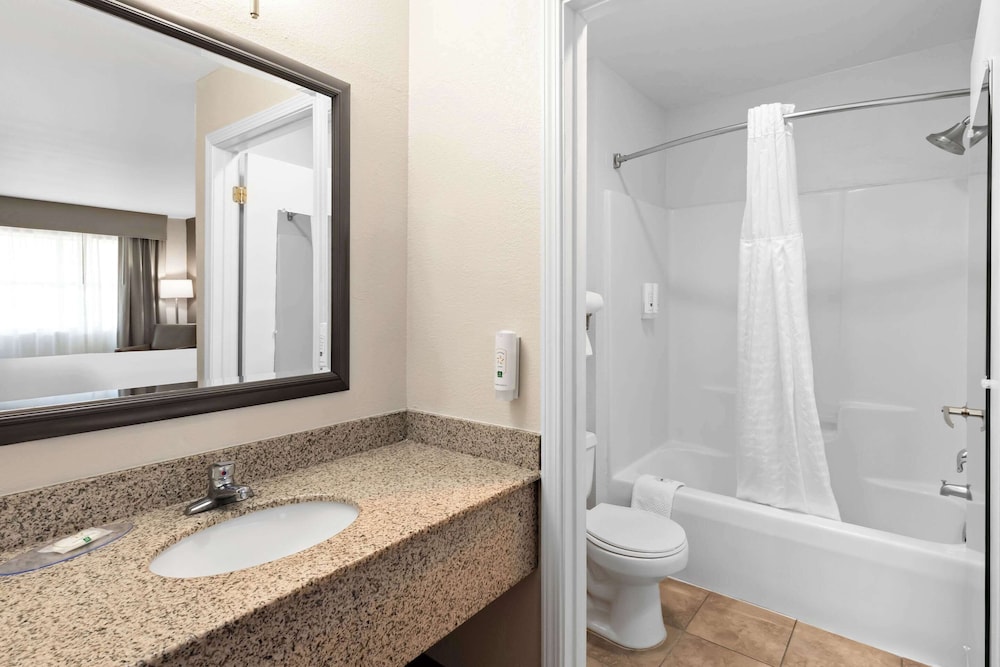 Quality Inn Fayetteville near Historic Downtown Square - photo 8