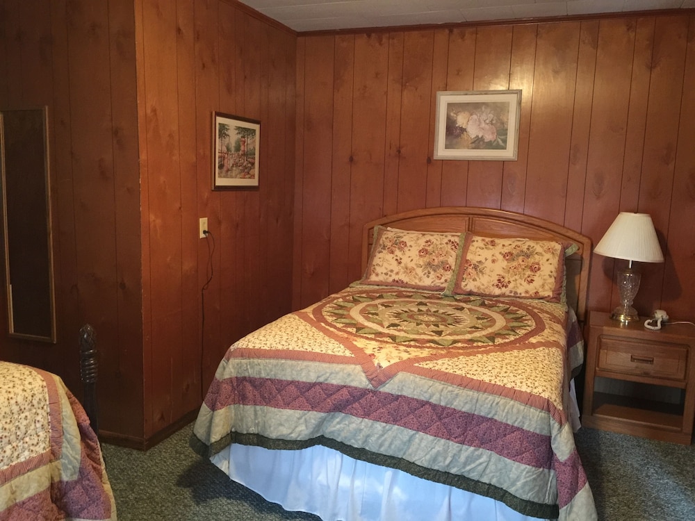 Phillips Historic Motel & Cottages - photo 10
