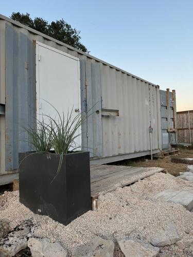 Rocking 40' Container - carbon neutral hotel in Unknown City
