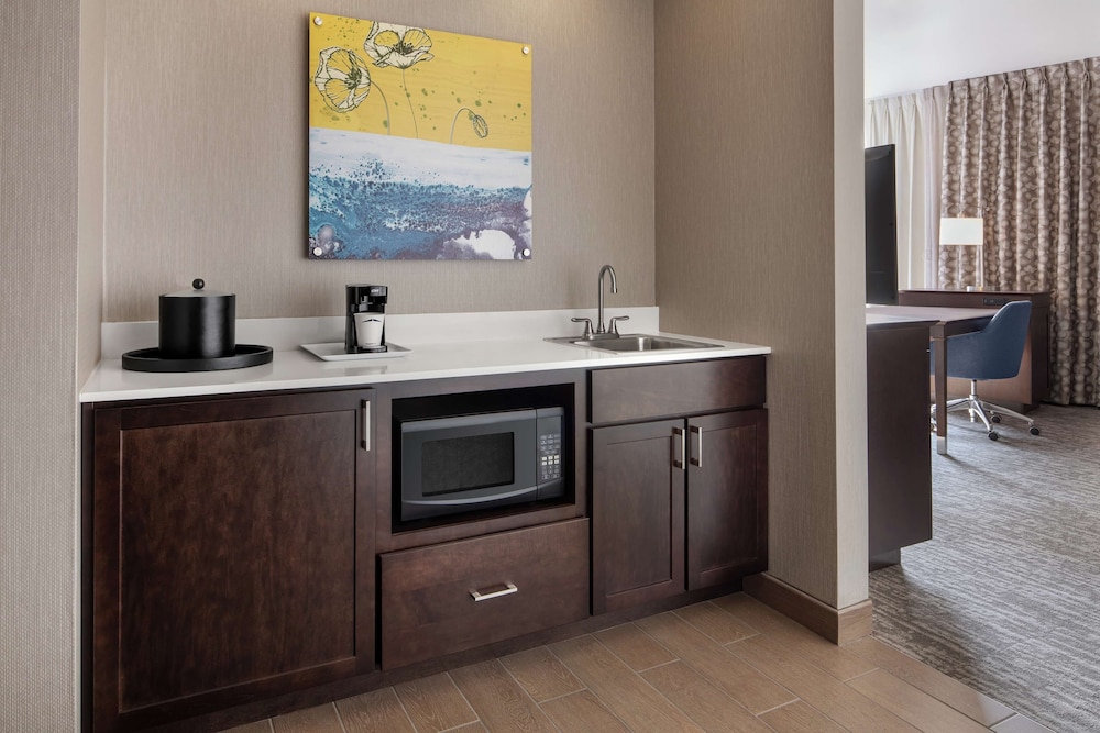 Hampton Inn & Suites Teaneck Glenpointe - photo 9
