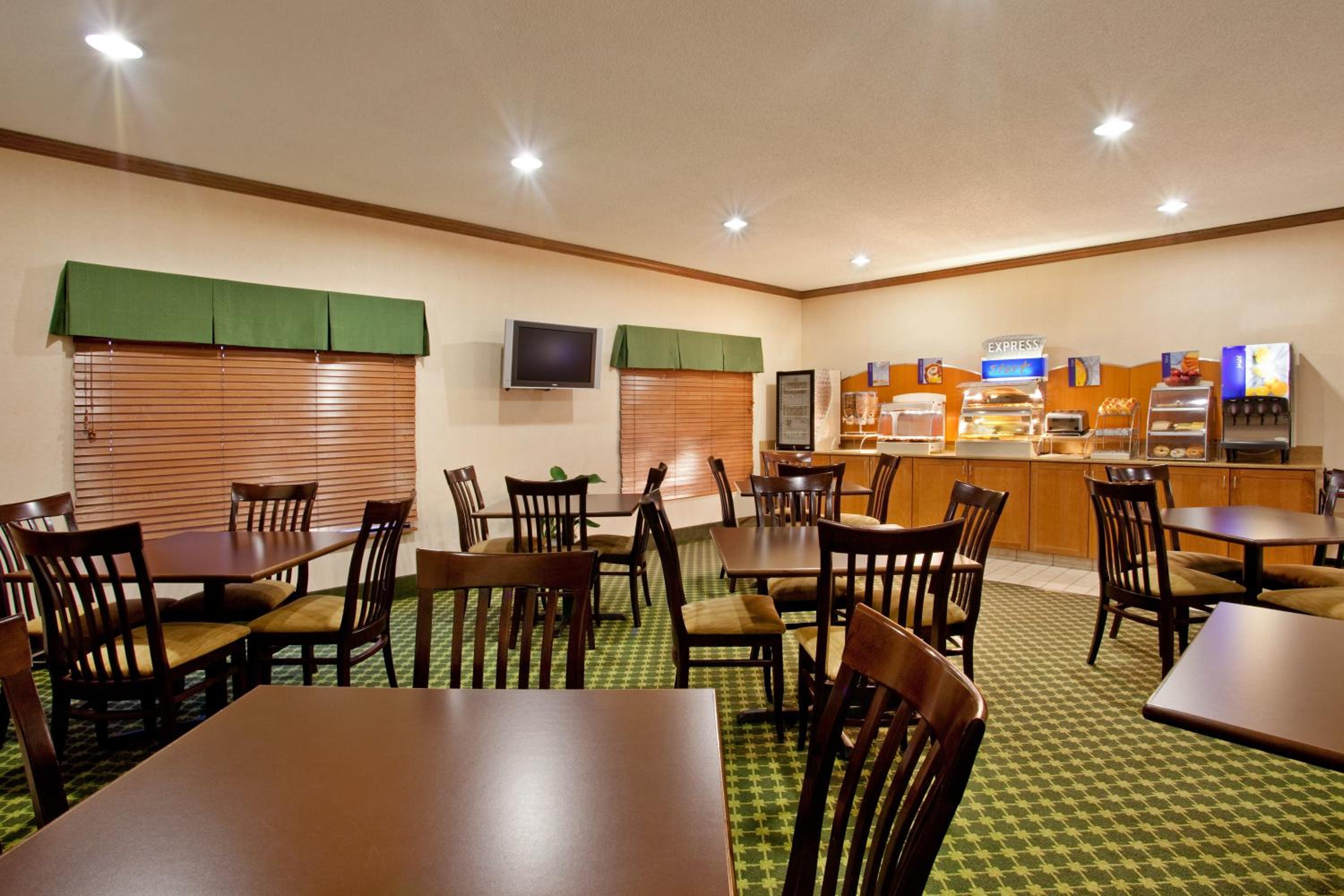 Baymont by Wyndham Merrillville - photo 39