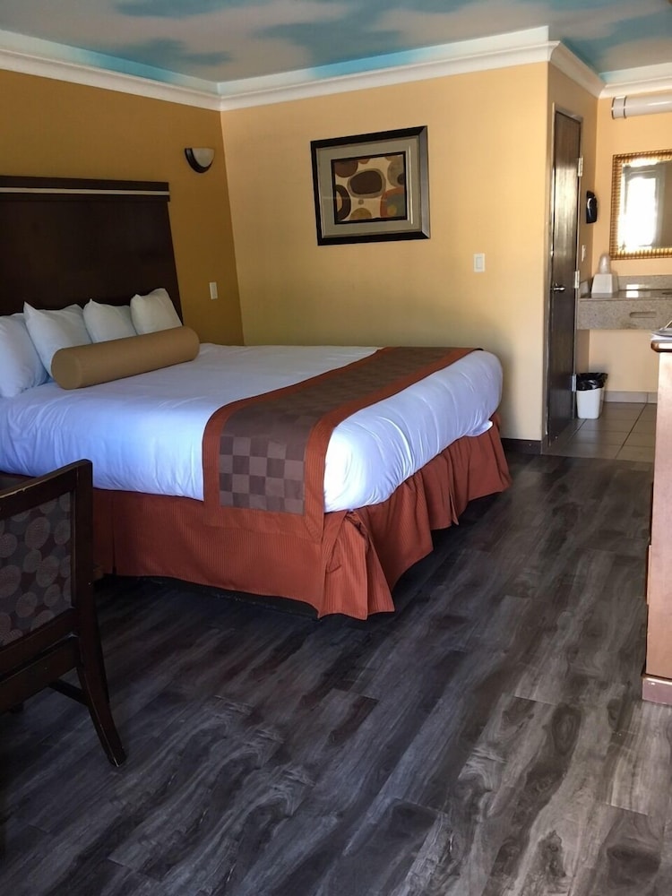 Hollywood Palms Inn and Suites - photo 22