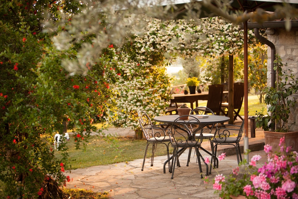 Hotel Tenuta di Canonica - carbon neutral hotel in Todi