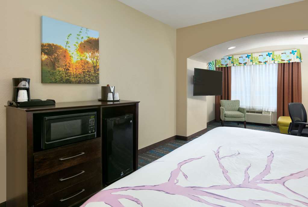 La Quinta Inn & Suites by Wyndham Dallas Grand Prairie South - photo 44