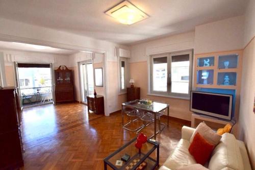 Spacious & Sunny Kolonaki Apt 5 mins metro ACx3 1.5 BT — 4-Star Luxury Hotel in Athens, Greece