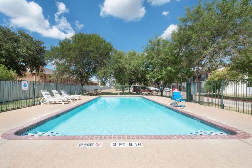 Days Inn by Wyndham Bryan College Station - photo 22