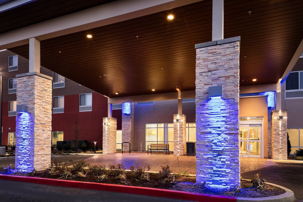 Holiday Inn Express & Suites Bend South by IHG - photo 42