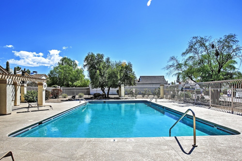 Dog Friendly Tucson Home with Patio and Hot Tub — 4-Star Luxury Hotel in Tucson, United States